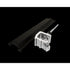 Solarpanel mit schwarzer Montageschiene und Metallklemme